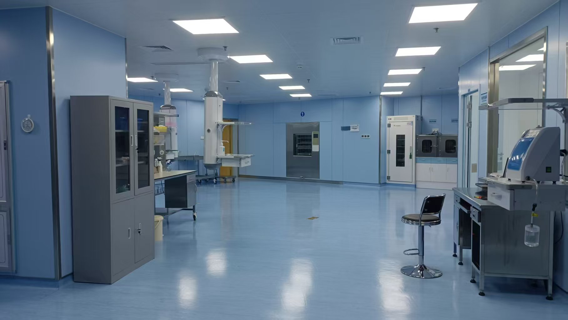 Modular clinical room with integrated wall panels, ceiling and medical equipment